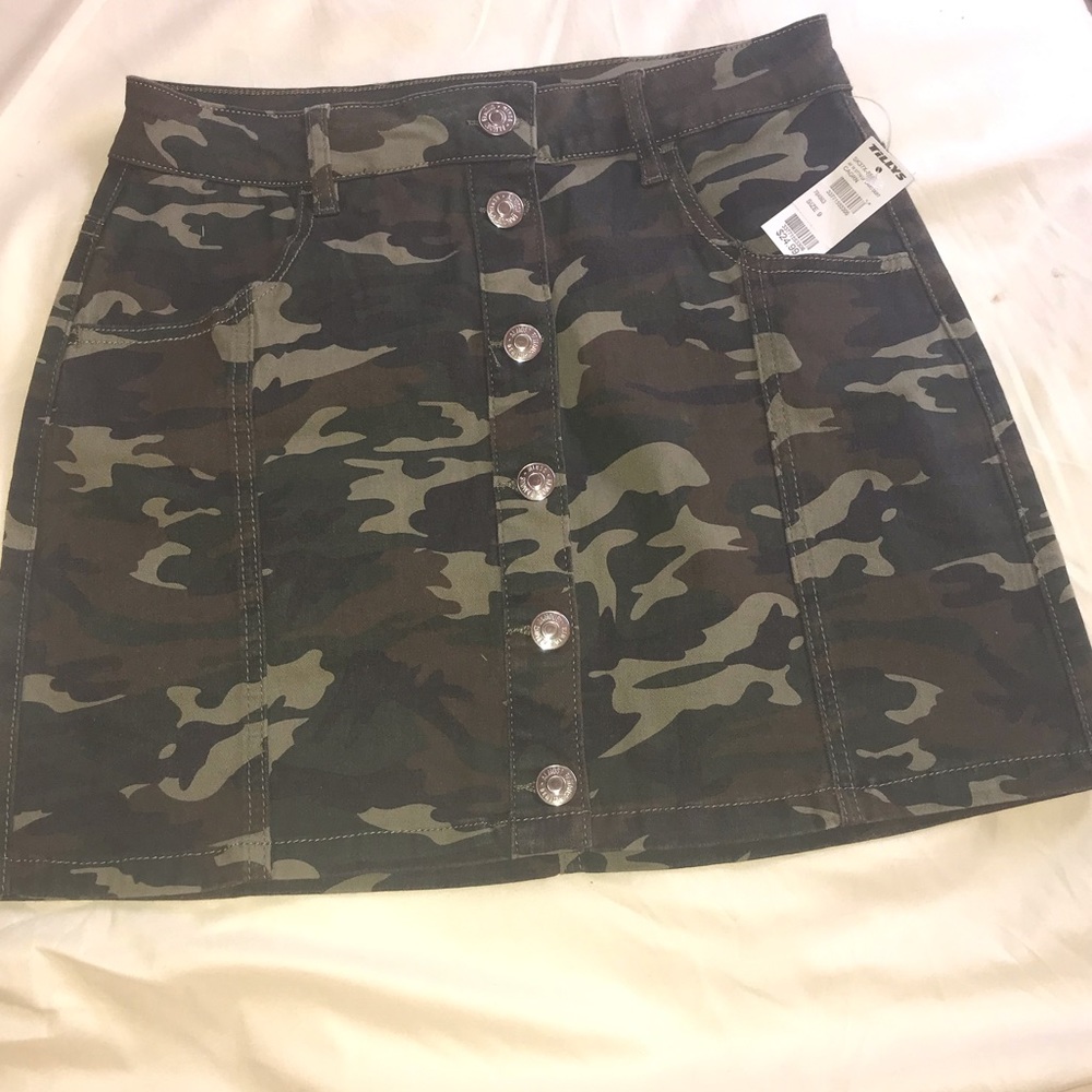 Almost famous camo skirt